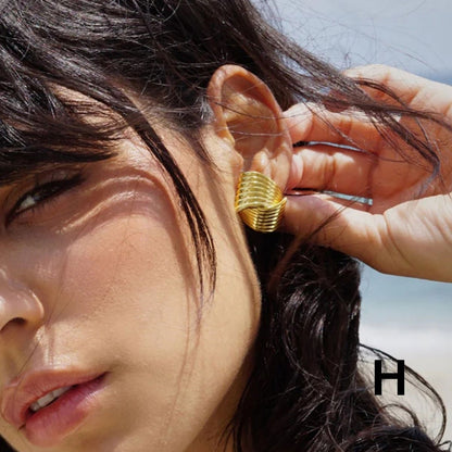 Titre du produit : Boucles d'oreilles Statement Sculpted Contour – Clous et créoles bicolores en acier inoxydable imperméable