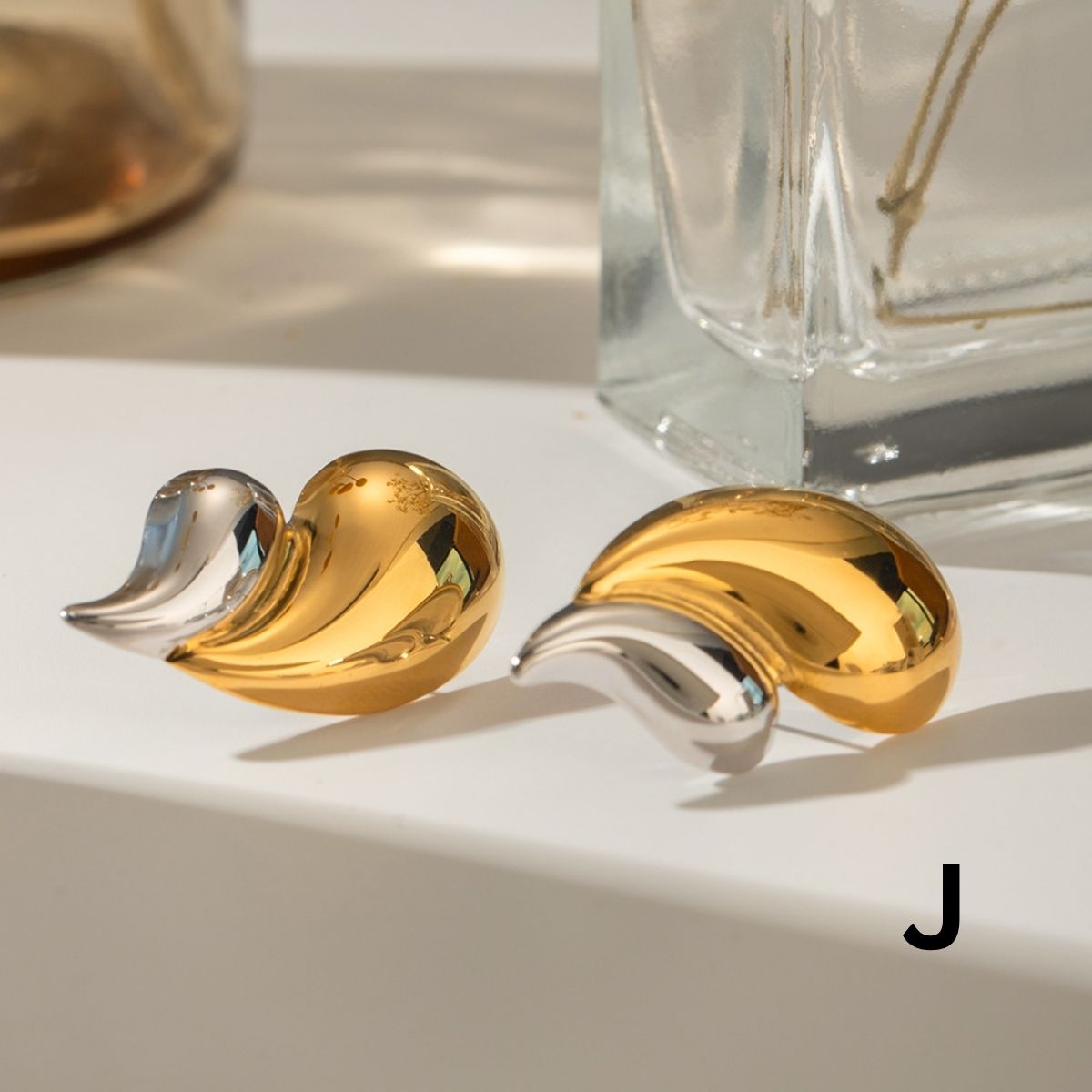 Titre du produit : Boucles d'oreilles Statement Sculpted Contour – Clous et créoles bicolores en acier inoxydable imperméable