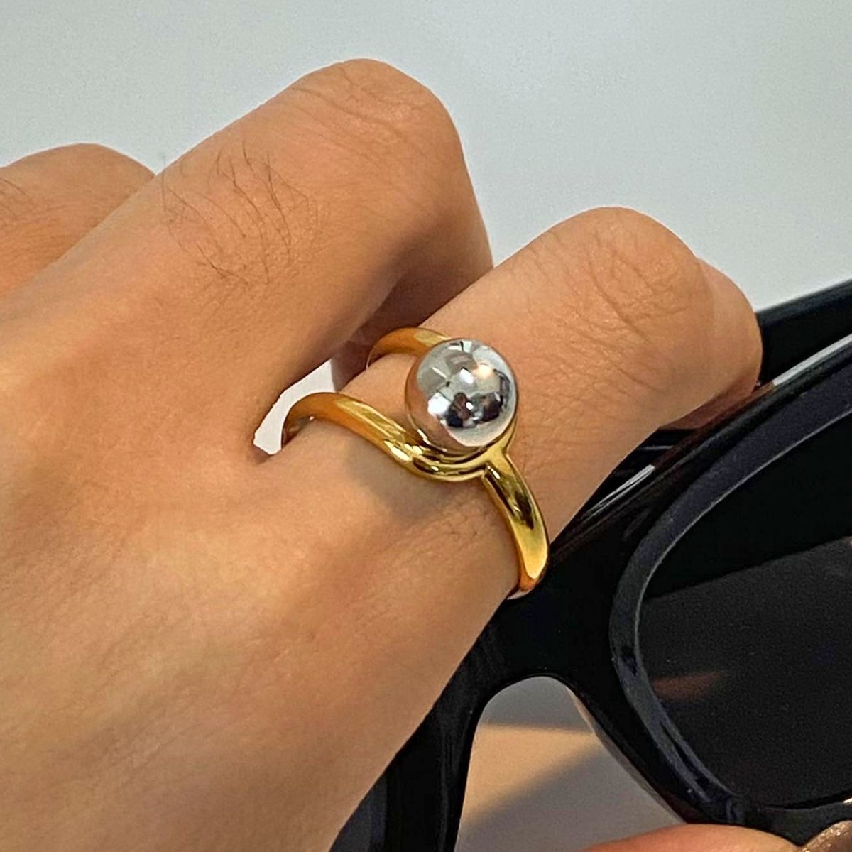 Anello importante Solstice Swirl - Fascia con sfera in acciaio inossidabile bicolore impermeabile