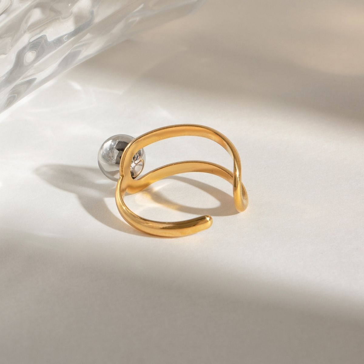 Anello importante Solstice Swirl - Fascia con sfera in acciaio inossidabile bicolore impermeabile