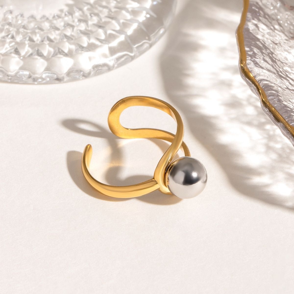 Anello importante Solstice Swirl - Fascia con sfera in acciaio inossidabile bicolore impermeabile