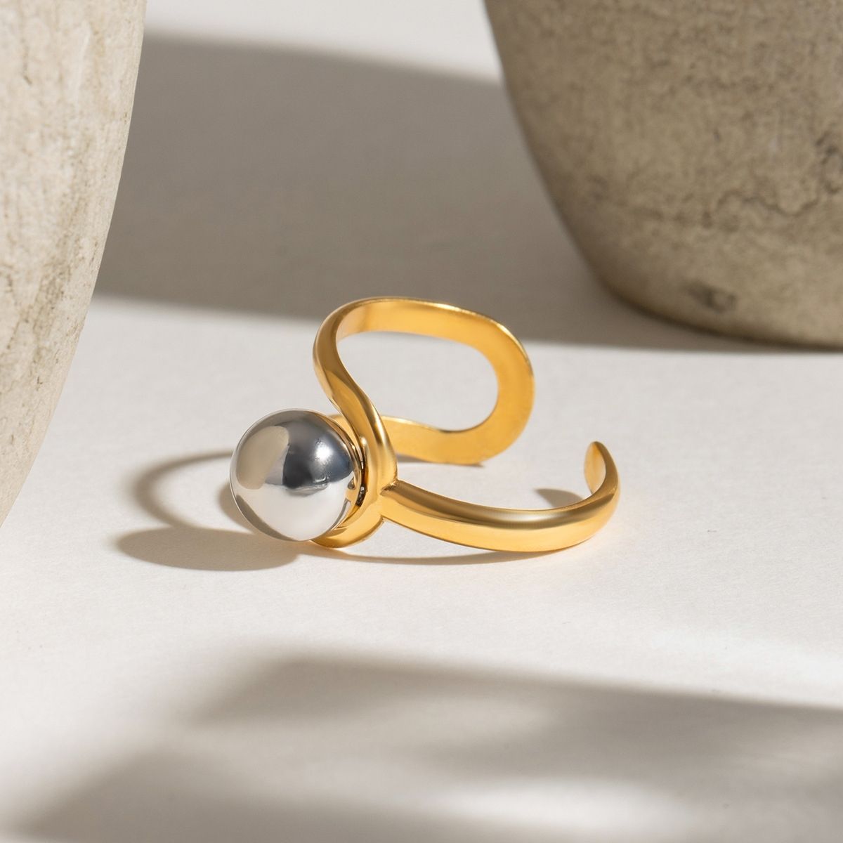 Anello importante Solstice Swirl - Fascia con sfera in acciaio inossidabile bicolore impermeabile