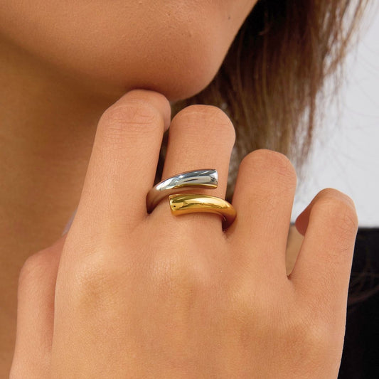Helix Wave Statement-Ring – Zweifarbiger, wasserfester, skulpturaler Wickelring aus Edelstahl
