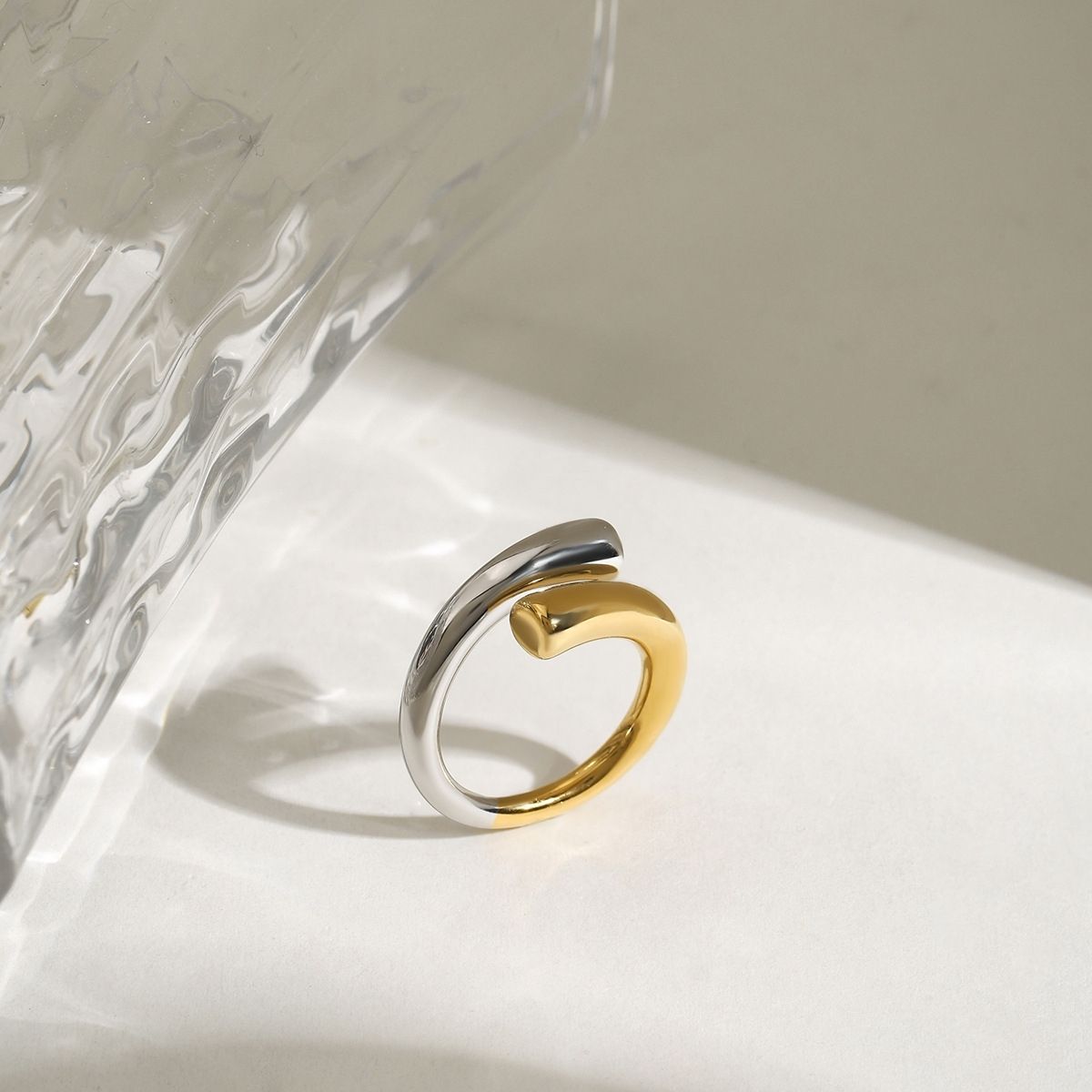 Bague Helix Wave – Anneau sculptural en acier inoxydable bicolore et imperméable