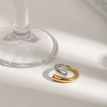 Bague Helix Wave – Anneau sculptural en acier inoxydable bicolore et imperméable