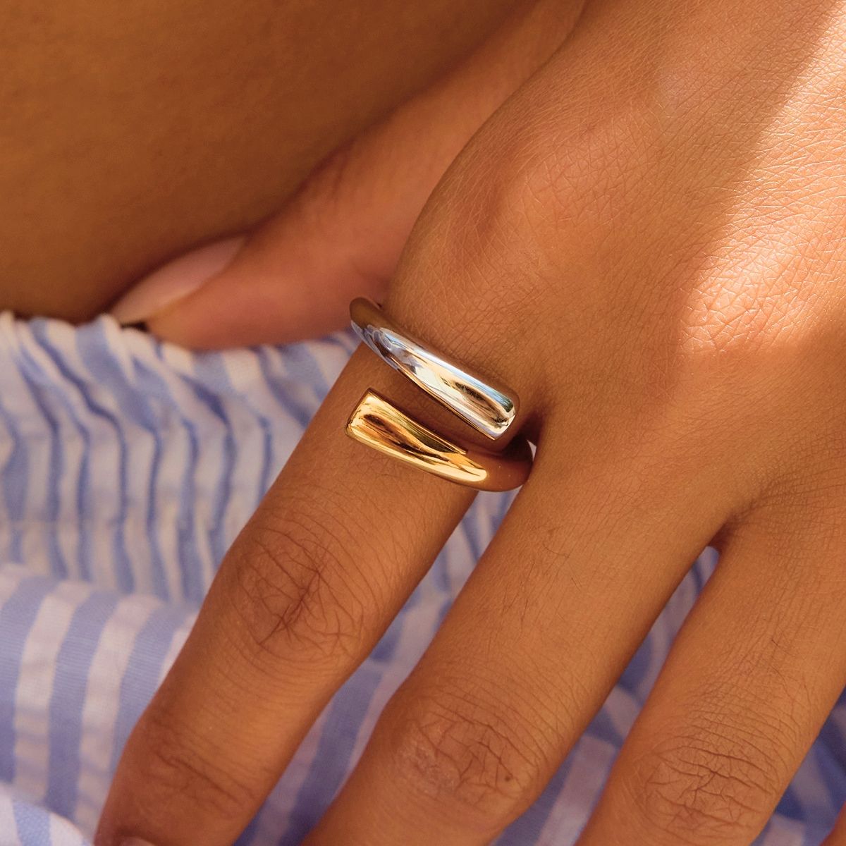 Bague Helix Wave – Anneau sculptural en acier inoxydable bicolore et imperméable