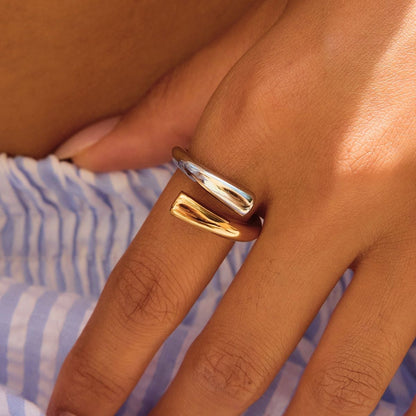 Bague Helix Wave – Anneau sculptural en acier inoxydable bicolore et imperméable