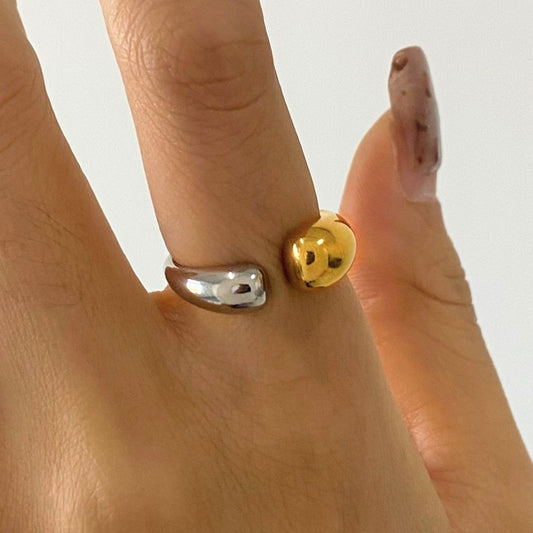 Der Calla Teardrop Statement-Ring – zweifarbiges, wasserfestes Edelstahl-Ringband in offener Wickeloptik