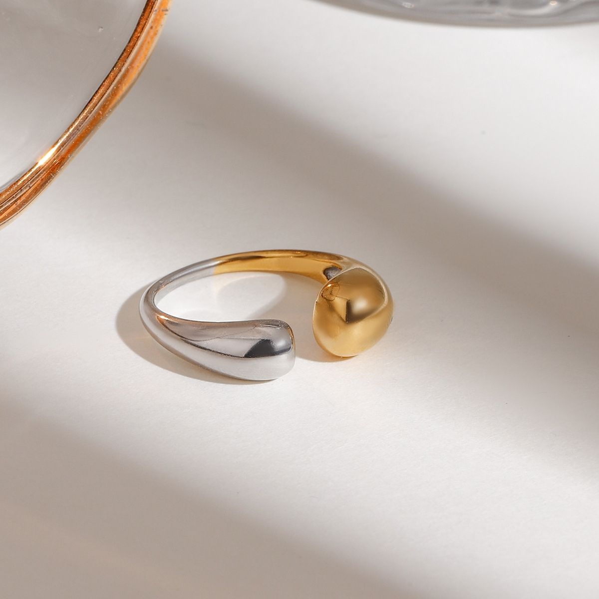 Anello importante Calla Teardrop - Fascia aperta a polsino in acciaio inossidabile bicolore impermeabile