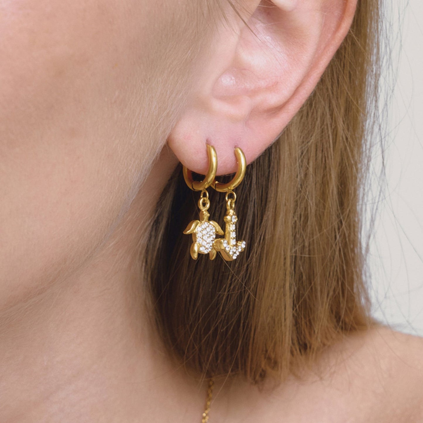 Boucles d'oreilles créoles Ocean Charms Drop Huggie - Acier inoxydable plaqué or 18 carats étanches