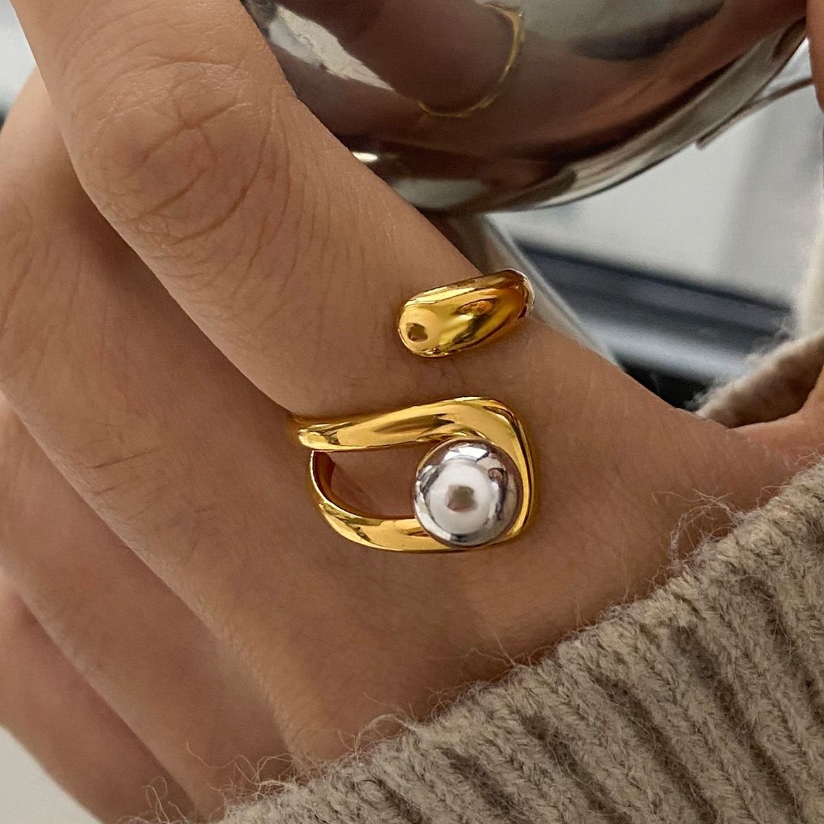 Bague Coda Swirl Statement – Anneau sculpté enveloppant en acier inoxydable bicolore et imperméable