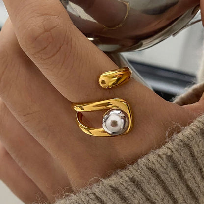 Bague Coda Swirl Statement – Anneau sculpté enveloppant en acier inoxydable bicolore et imperméable