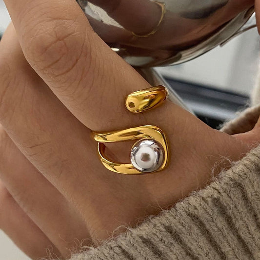Coda Swirl Statement-Ring – Zweifarbiger, wasserfester, skulpturaler Wickelring aus Edelstahl