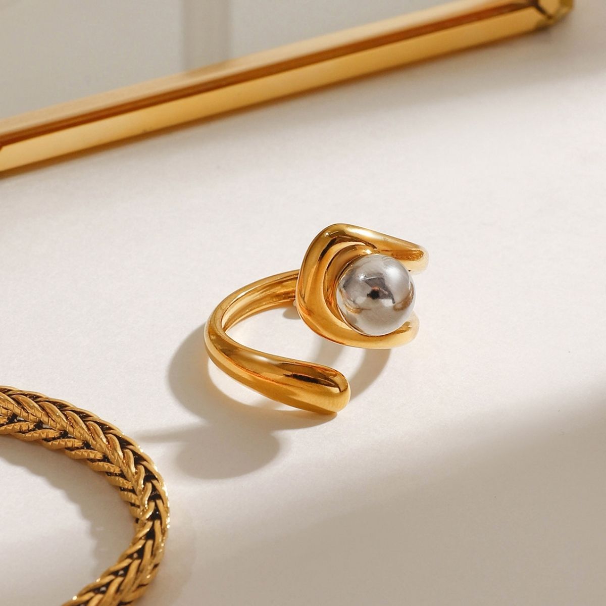 Bague Coda Swirl Statement – Anneau sculpté enveloppant en acier inoxydable bicolore et imperméable