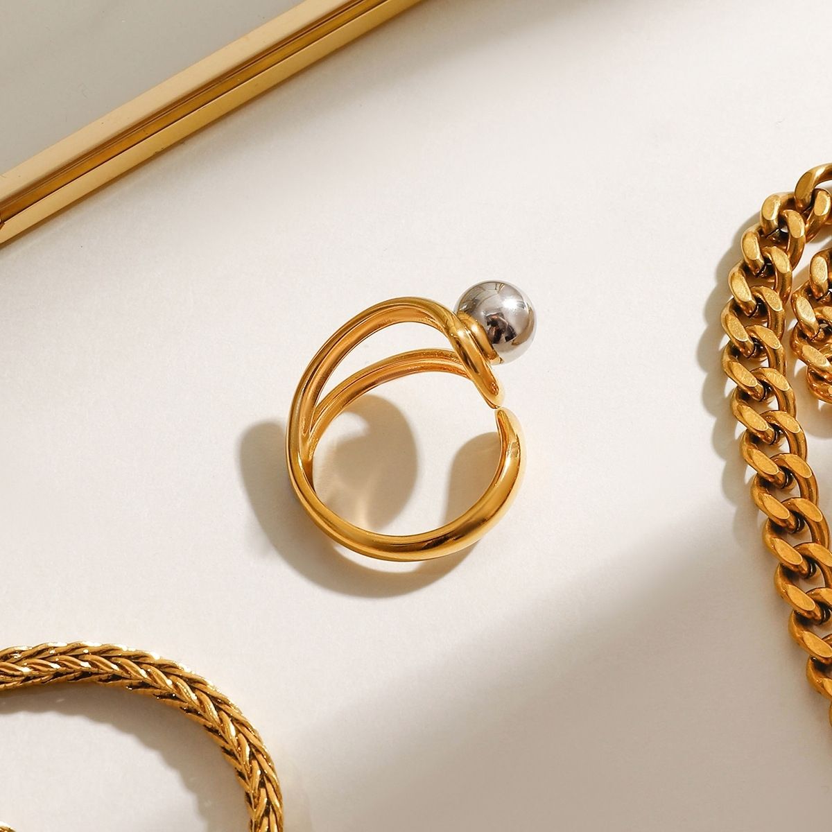 Bague Coda Swirl Statement – Anneau sculpté enveloppant en acier inoxydable bicolore et imperméable