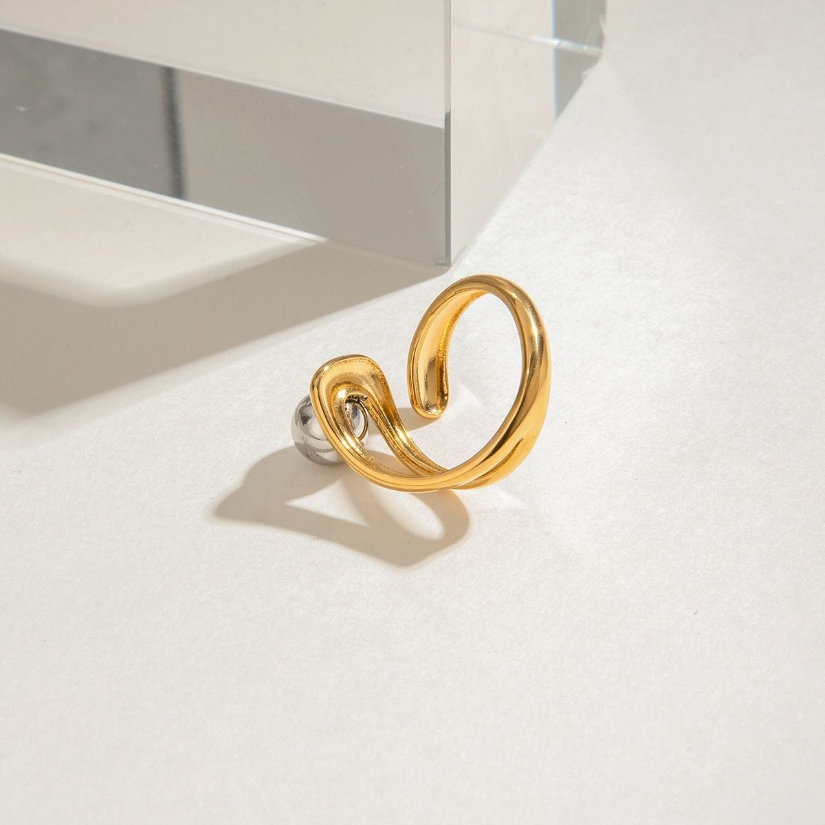 Bague Coda Swirl Statement – Anneau sculpté enveloppant en acier inoxydable bicolore et imperméable