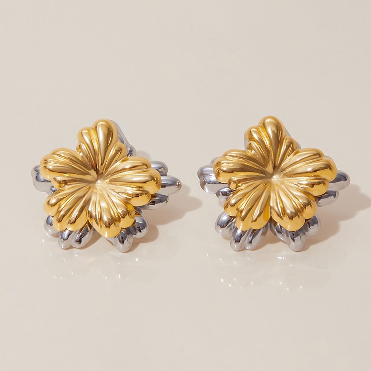 Boucles d'oreilles puces Fleur Duo – Boucles d'oreilles doubles fleurs en acier inoxydable bicolore imperméable