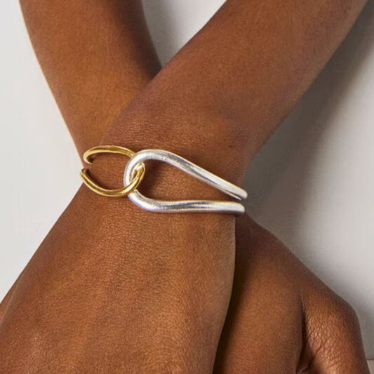Interlock Statement-Manschettenarmband – Zweifarbiges, wasserfestes Armband aus offenem Edelstahldraht