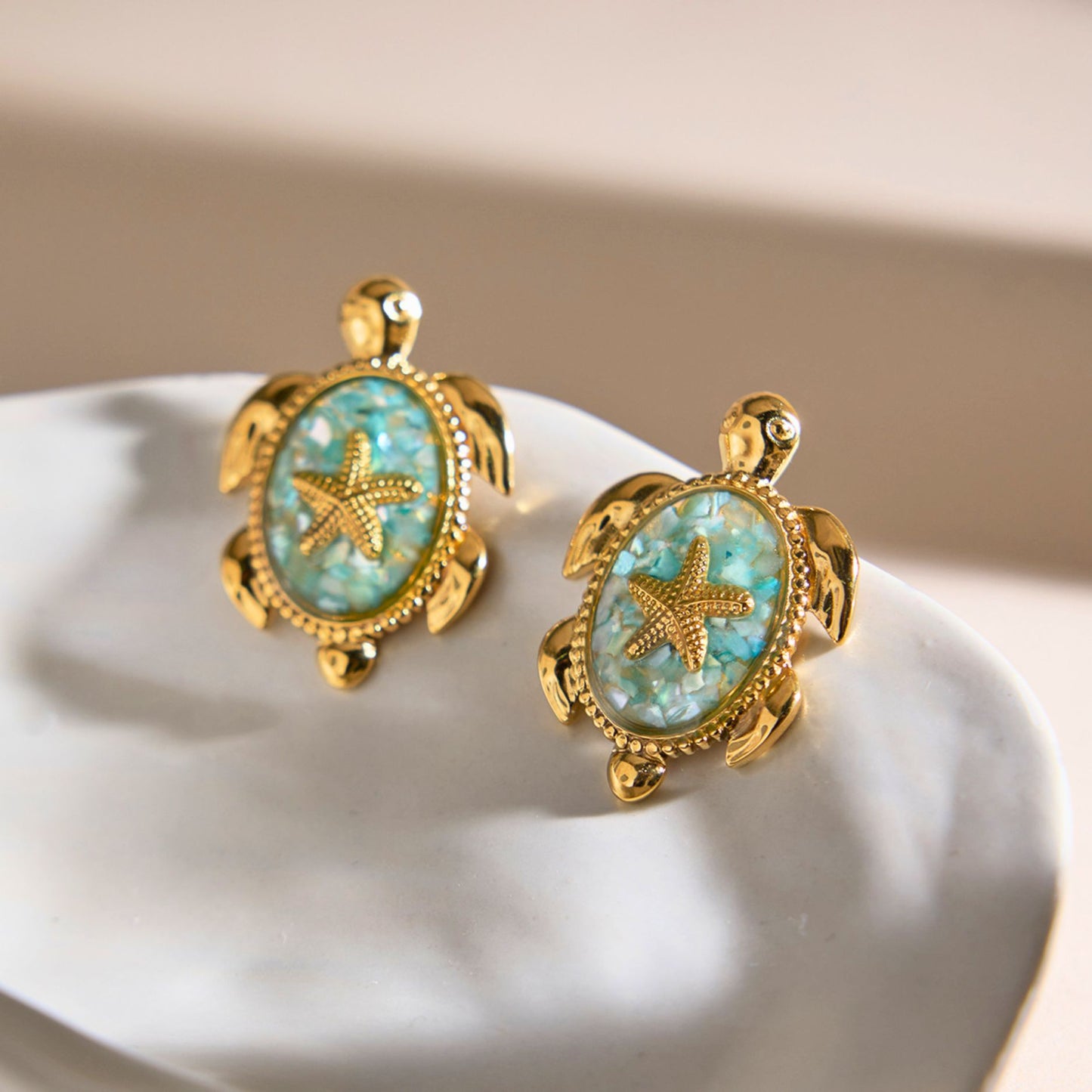 Boucles d'oreilles clous tortue de mer turquoise - Boucles d'oreilles détail étoile de mer en acier inoxydable plaqué or 18 carats