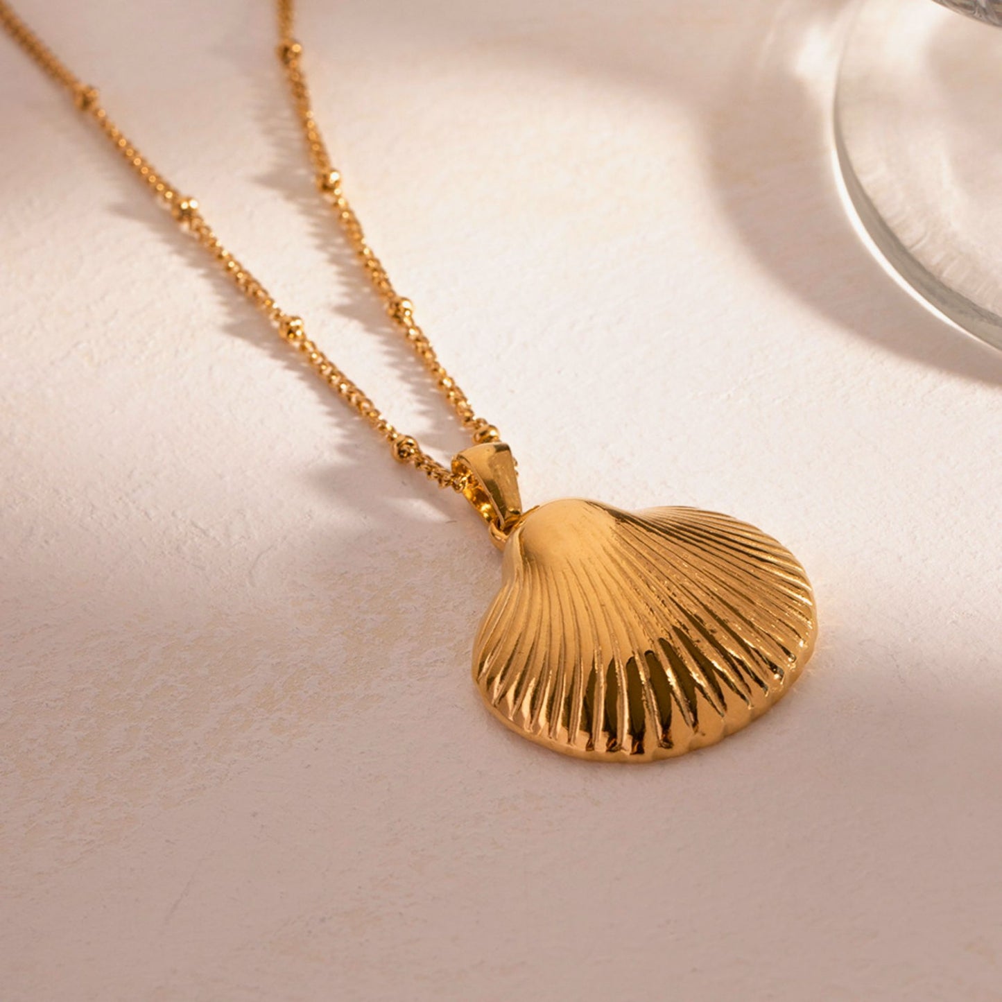 Collier pendentif coquille Saint-Jacques – Collier chaîne satellite en acier inoxydable plaqué or 18 carats