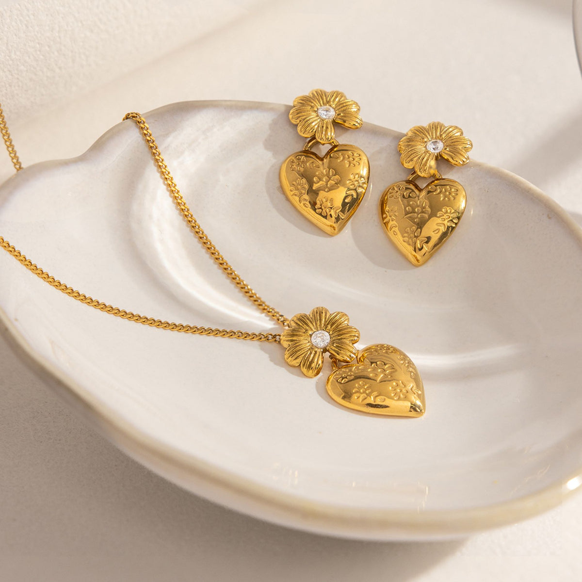 Waterproof Gold Daisy Heart Pendant Necklace & Drop Earrings – Hypoallergenic Floral Jewelry Set