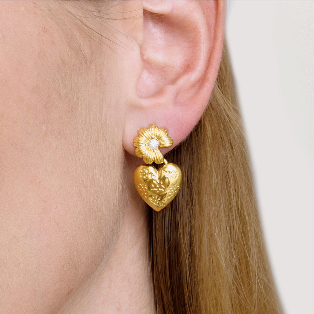 Waterproof Gold Daisy Heart Pendant Necklace & Drop Earrings – Hypoallergenic Floral Jewelry Set