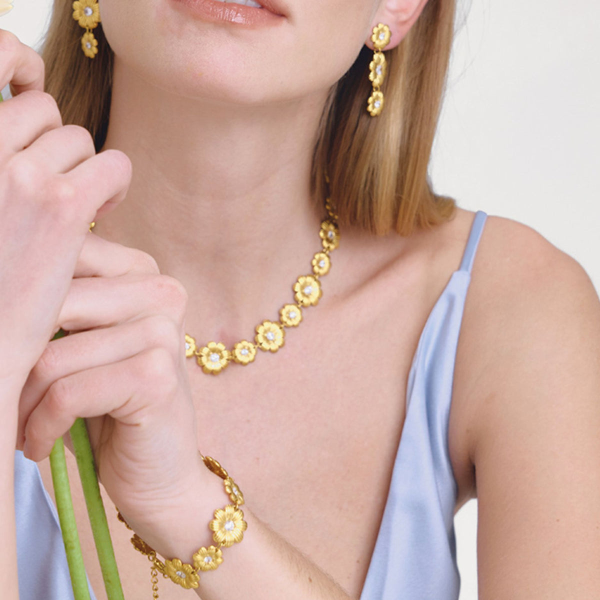 Waterproof Daisy Floral Jewelry Set – Hypoallergenic Gold Stainless Steel Collar Necklace, Dangle Earrings, Charm Bracelet & Complete Set
