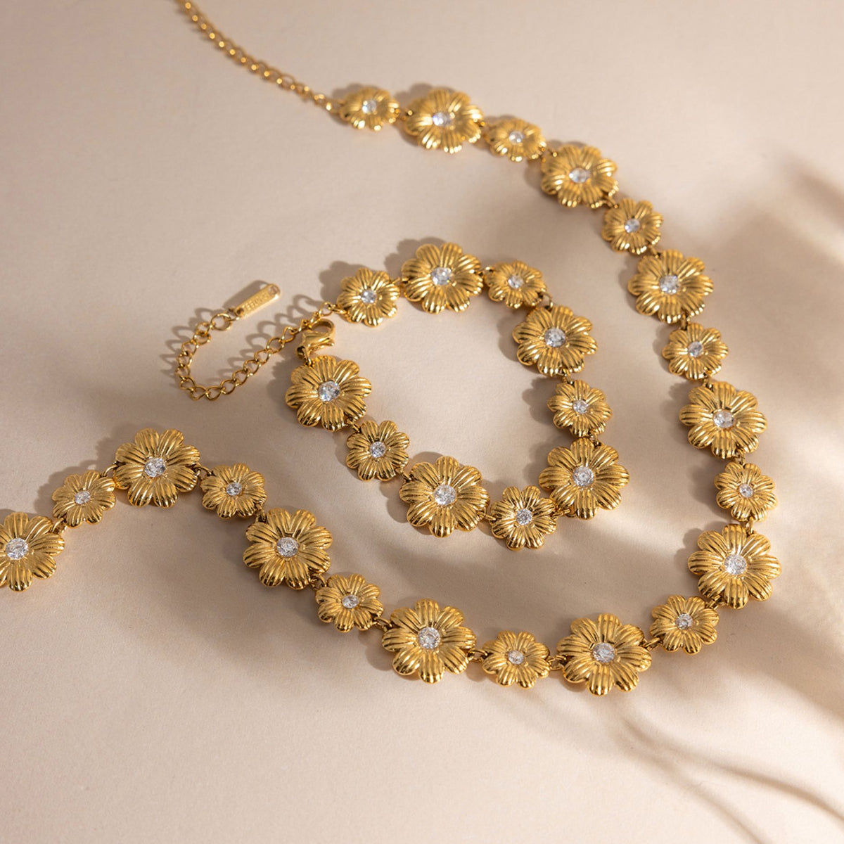 Waterproof Daisy Floral Jewelry Set – Hypoallergenic Gold Stainless Steel Collar Necklace, Dangle Earrings, Charm Bracelet & Complete Set