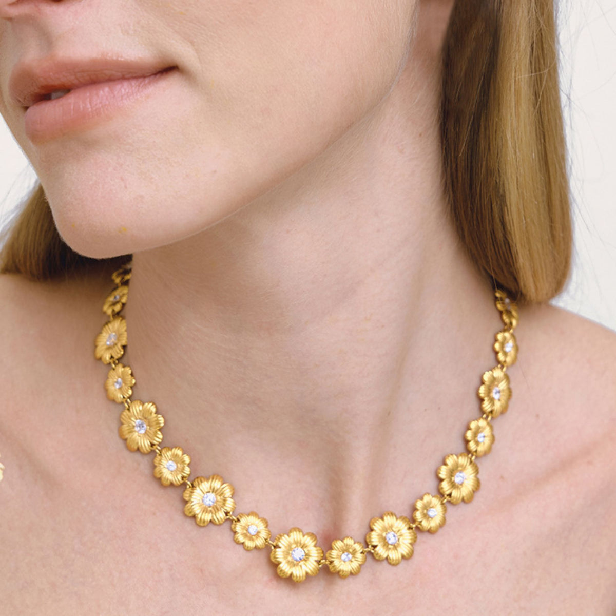 Waterproof Daisy Floral Jewelry Set – Hypoallergenic Gold Stainless Steel Collar Necklace, Dangle Earrings, Charm Bracelet & Complete Set