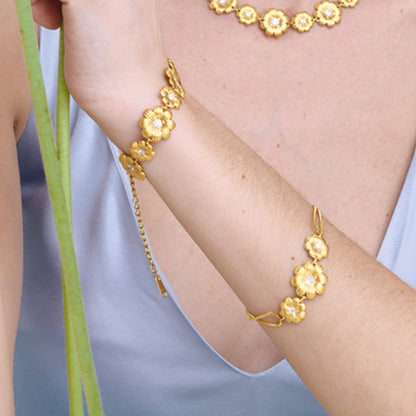 Waterproof Daisy Floral Jewelry Set – Hypoallergenic Gold Stainless Steel Collar Necklace, Dangle Earrings, Charm Bracelet & Complete Set