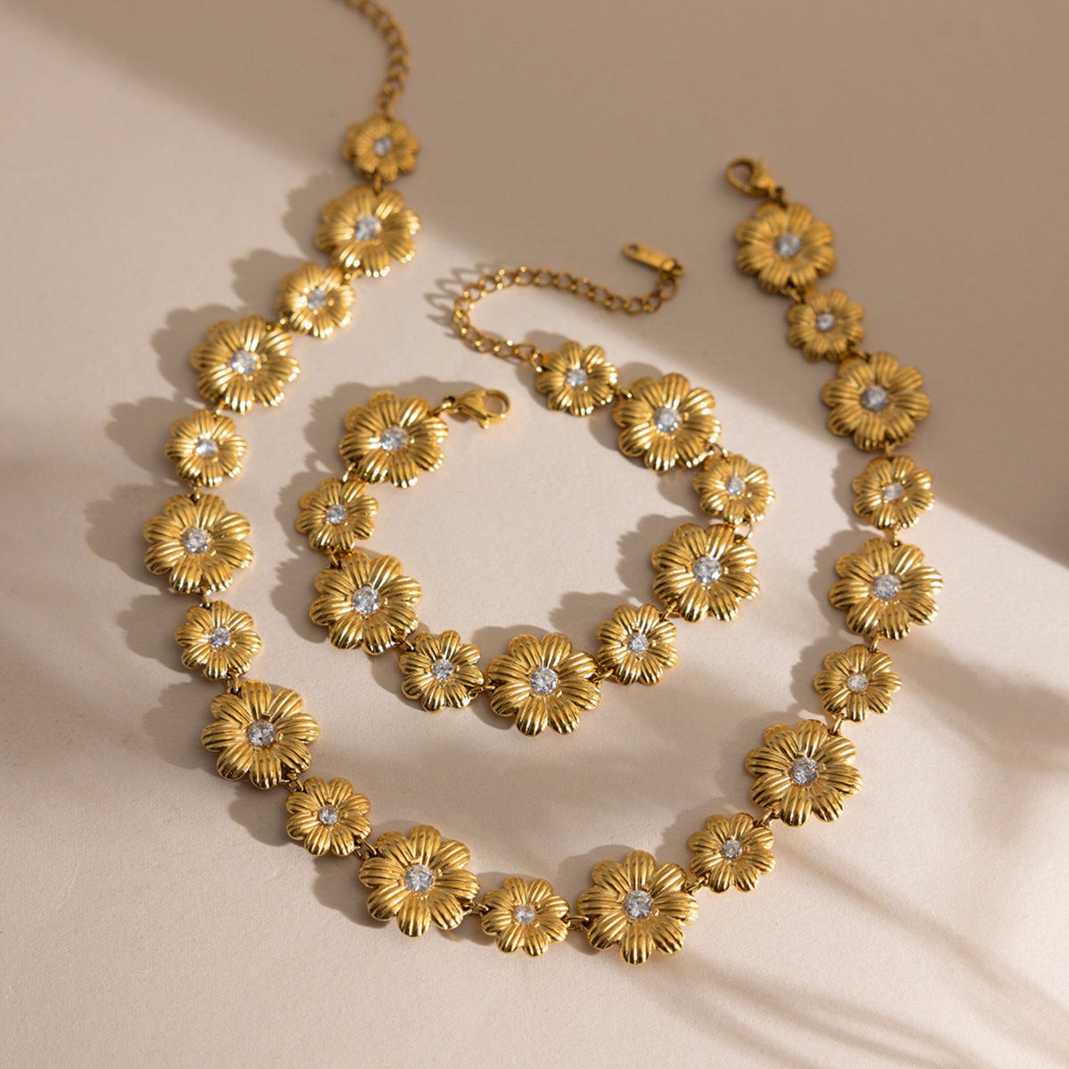 Waterproof Daisy Floral Jewelry Set – Hypoallergenic Gold Stainless Steel Collar Necklace, Dangle Earrings, Charm Bracelet & Complete Set