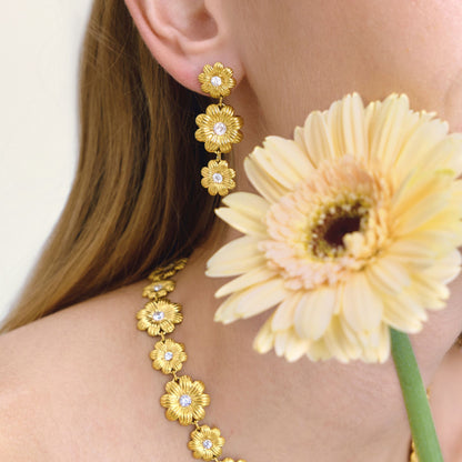 Waterproof Daisy Floral Jewelry Set – Hypoallergenic Gold Stainless Steel Collar Necklace, Dangle Earrings, Charm Bracelet & Complete Set