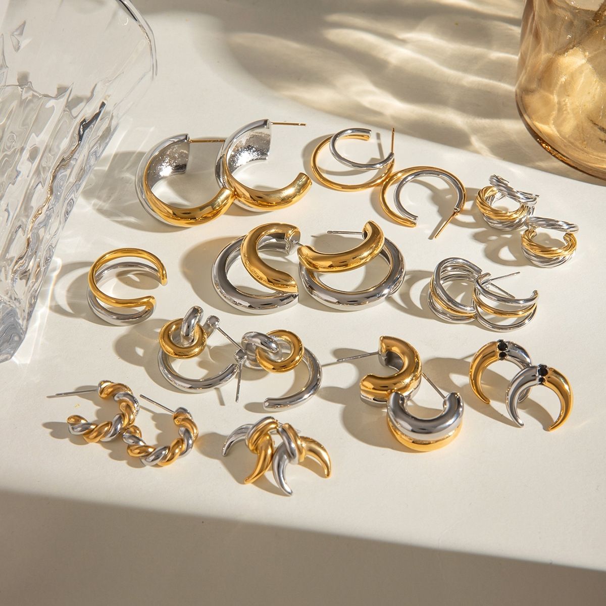 Boucles d'oreilles créoles Statement Duo – Créoles et huggies bicolores en acier inoxydable imperméable
