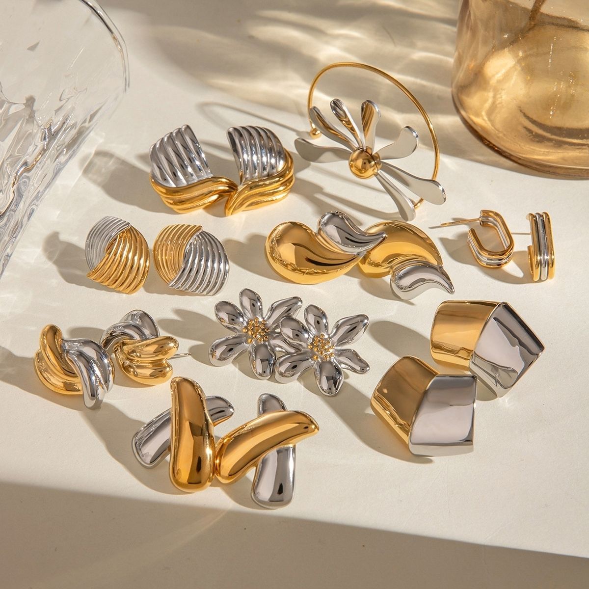 Titre du produit : Boucles d'oreilles Statement Sculpted Contour – Clous et créoles bicolores en acier inoxydable imperméable