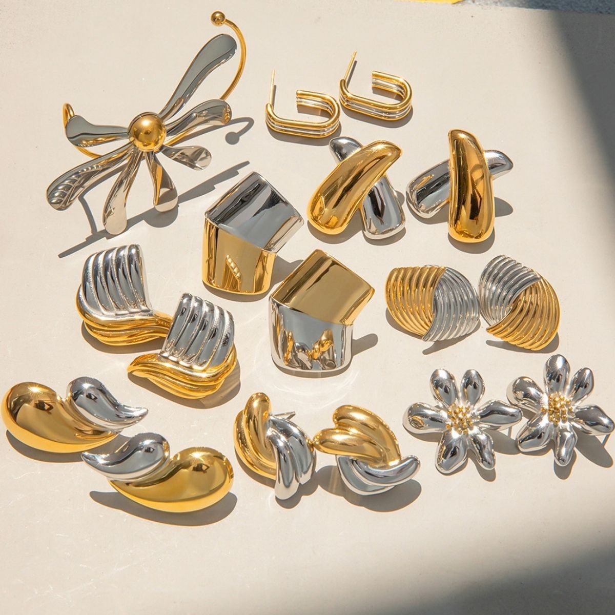 Titre du produit : Boucles d'oreilles Statement Sculpted Contour – Clous et créoles bicolores en acier inoxydable imperméable