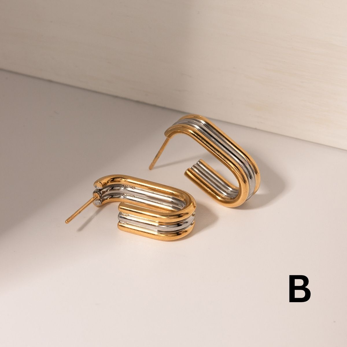 Titre du produit : Boucles d'oreilles Statement Sculpted Contour – Clous et créoles bicolores en acier inoxydable imperméable