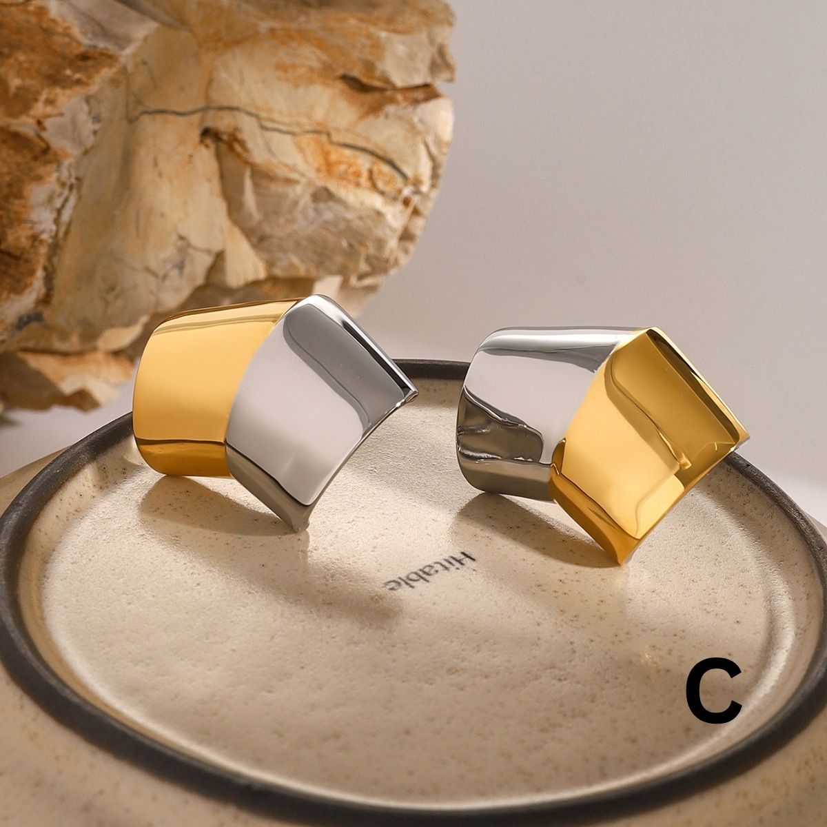 Titre du produit : Boucles d'oreilles Statement Sculpted Contour – Clous et créoles bicolores en acier inoxydable imperméable