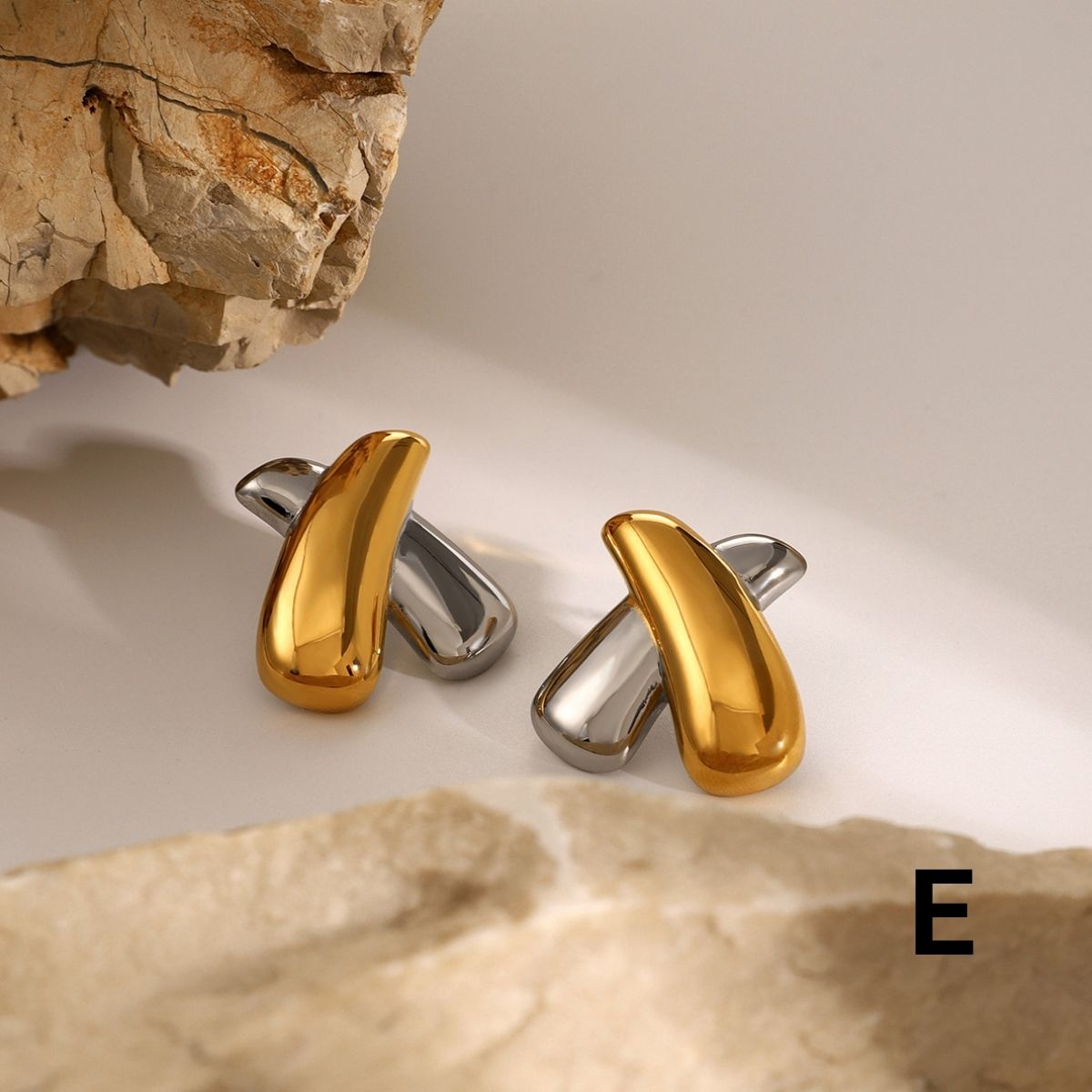 Titre du produit : Boucles d'oreilles Statement Sculpted Contour – Clous et créoles bicolores en acier inoxydable imperméable