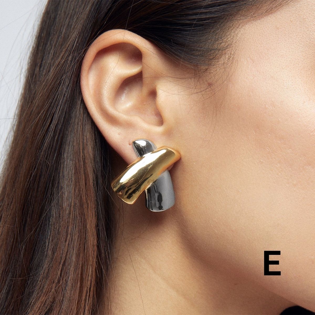Titre du produit : Boucles d'oreilles Statement Sculpted Contour – Clous et créoles bicolores en acier inoxydable imperméable