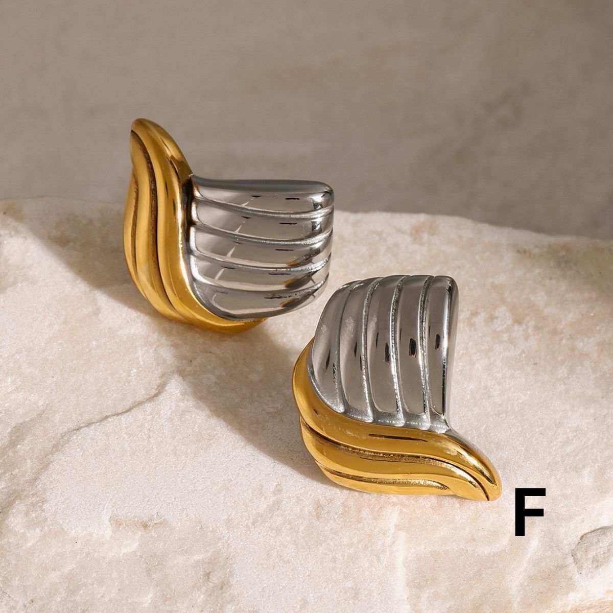 Titre du produit : Boucles d'oreilles Statement Sculpted Contour – Clous et créoles bicolores en acier inoxydable imperméable