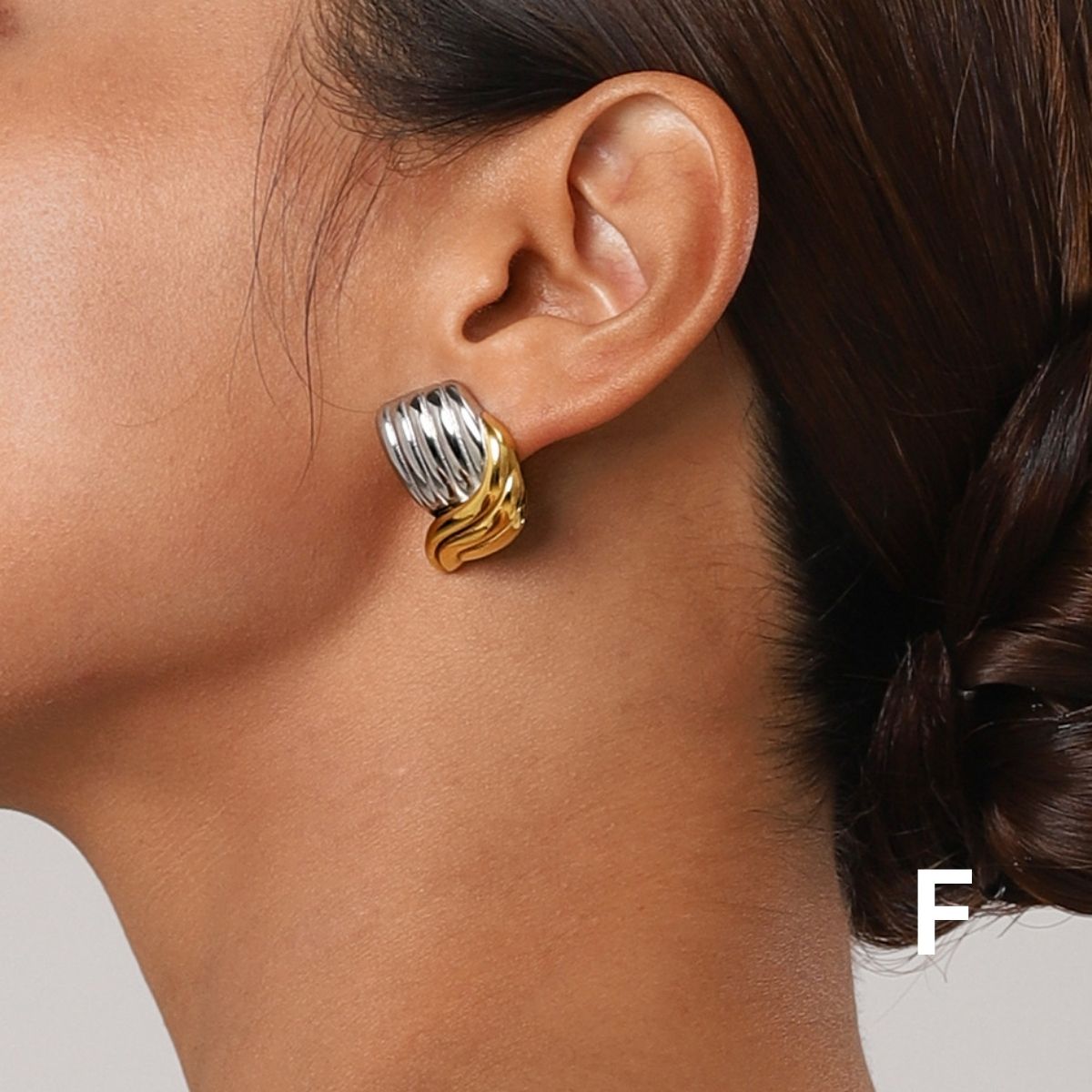 Titre du produit : Boucles d'oreilles Statement Sculpted Contour – Clous et créoles bicolores en acier inoxydable imperméable