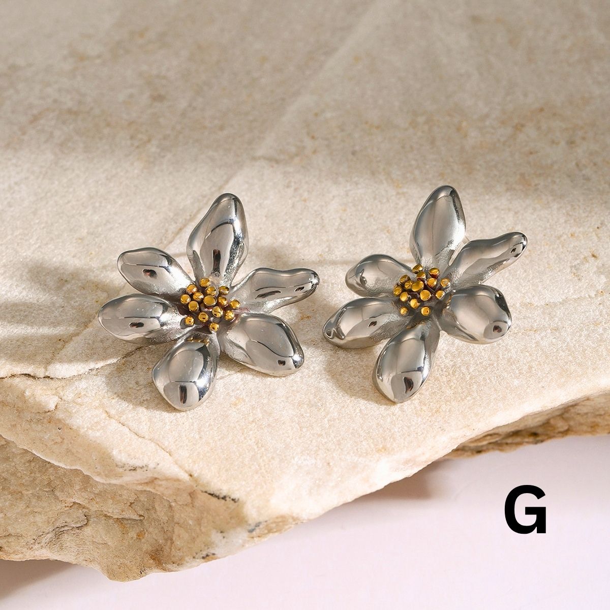 Titre du produit : Boucles d'oreilles Statement Sculpted Contour – Clous et créoles bicolores en acier inoxydable imperméable