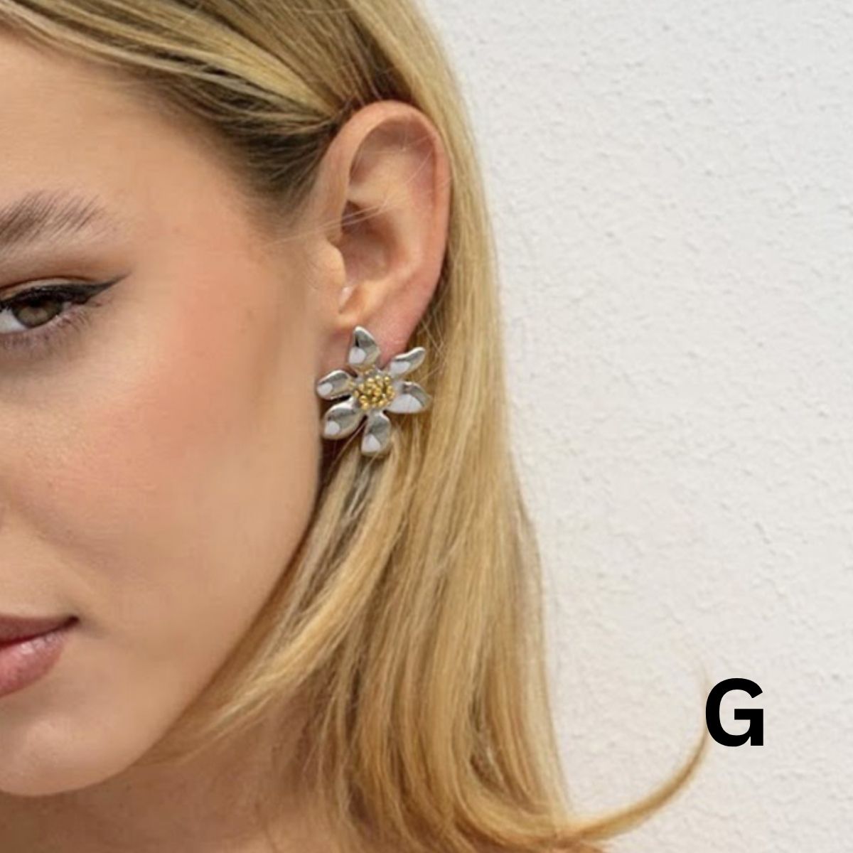 Titre du produit : Boucles d'oreilles Statement Sculpted Contour – Clous et créoles bicolores en acier inoxydable imperméable