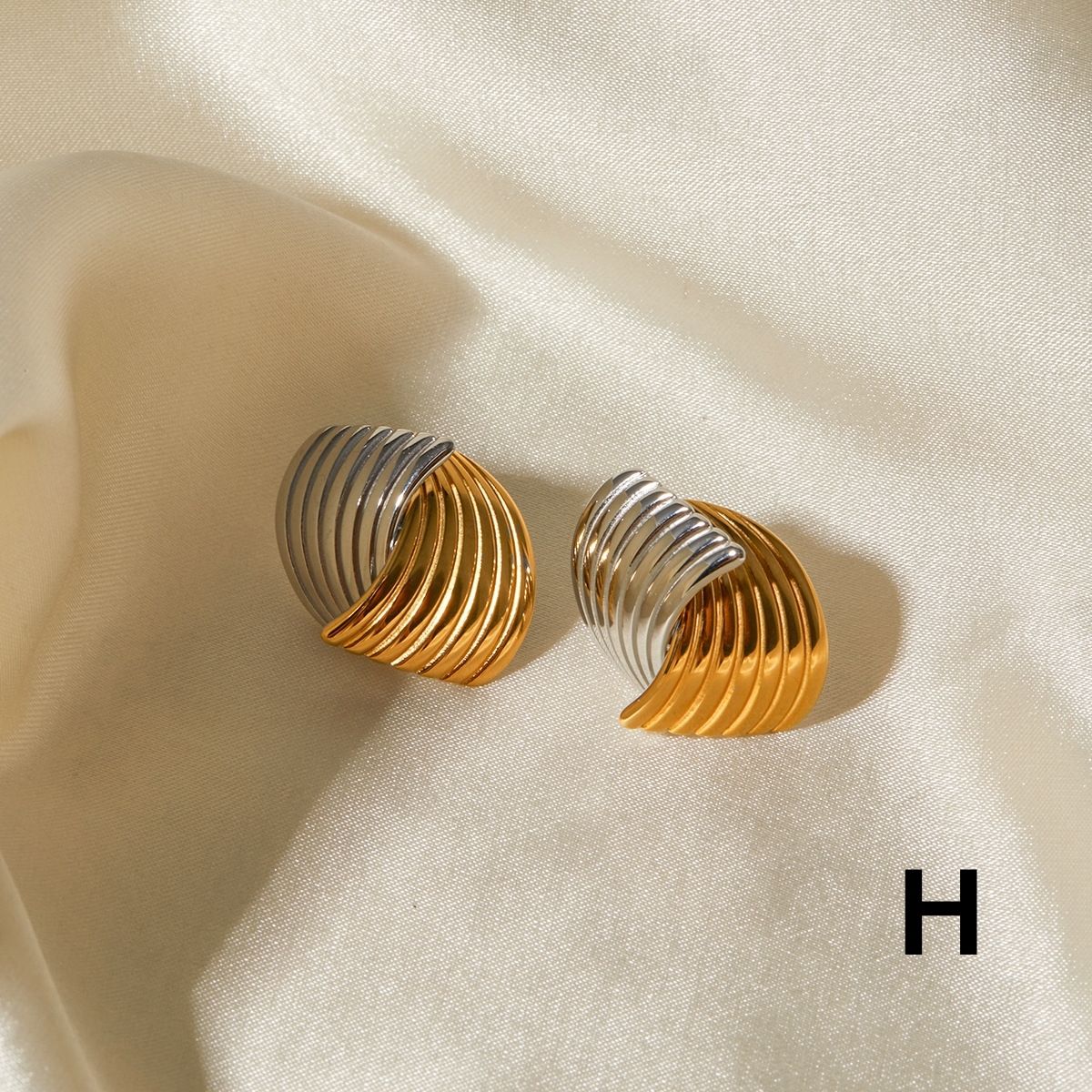 Titre du produit : Boucles d'oreilles Statement Sculpted Contour – Clous et créoles bicolores en acier inoxydable imperméable